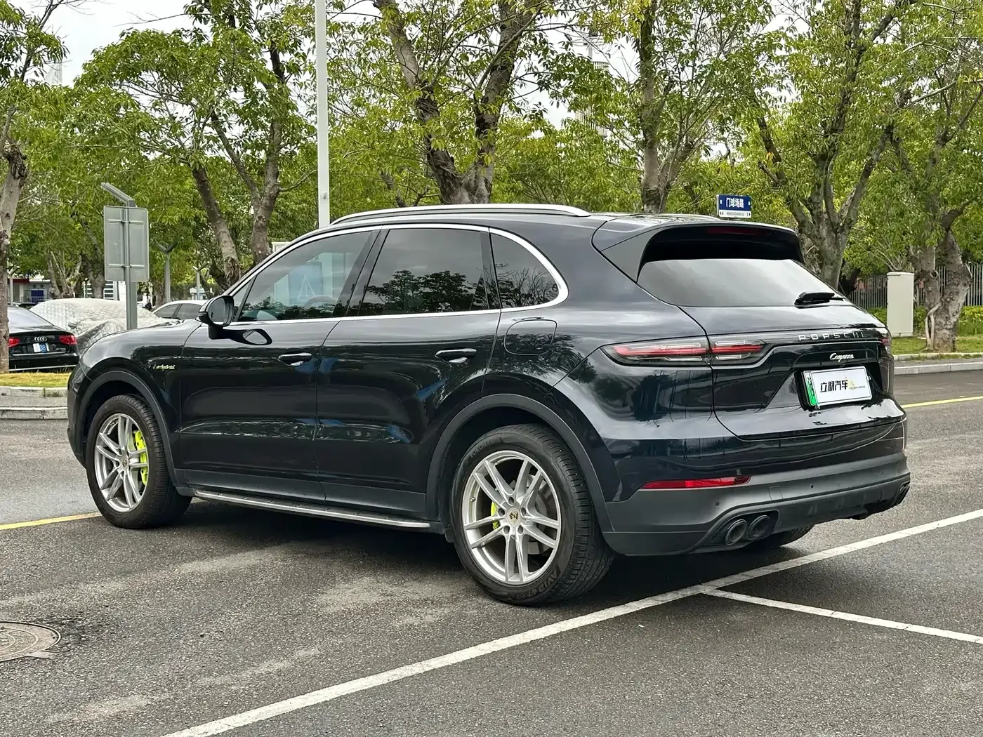 Porsche Cayenne New Energy 2022 Cayenne E-Hybrid 2.0T Platinum Edition — Фото автомобиля 18
