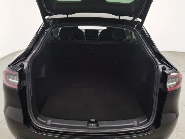 Tesla Model Y — Фото автомобиля 16