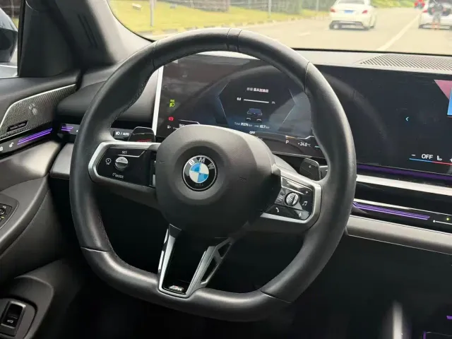 BMW 5 Series — Фото автомобиля 3