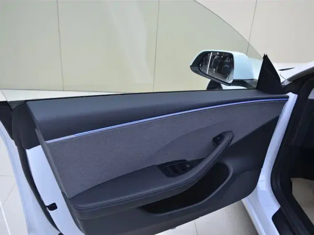 Tesla Model 3 — Фото автомобиля 12