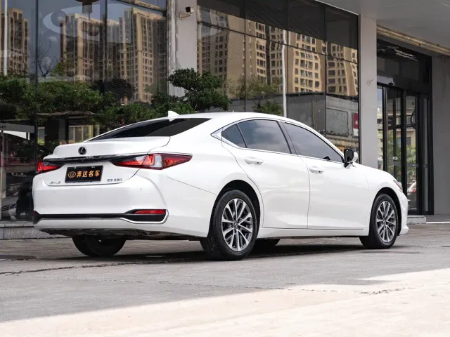 Lexus ES — Фото автомобиля 3