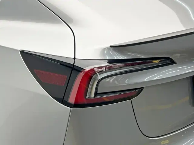 Tesla Model 3 — Фото автомобиля 11
