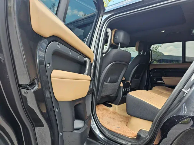 Land Rover Defender — Фото автомобиля 8