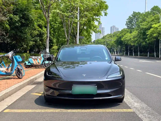 Tesla Model 3 — Фото автомобиля 2