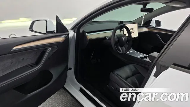 Tesla Model Y — Фото автомобиля 10