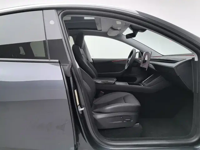 Tesla Model Y — Фото автомобиля 23