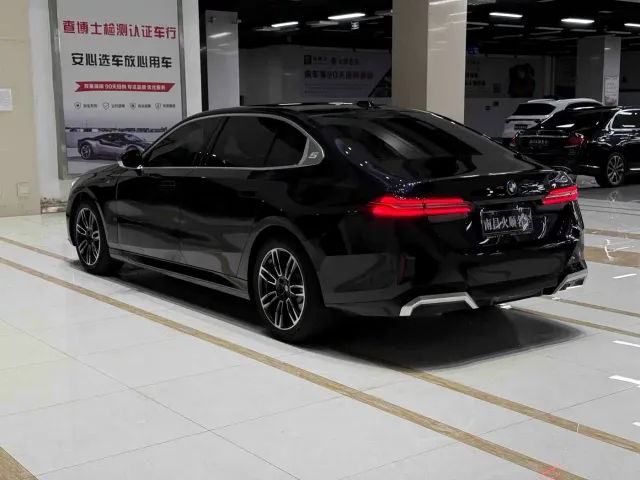 BMW 5 Series — Фото автомобиля 8
