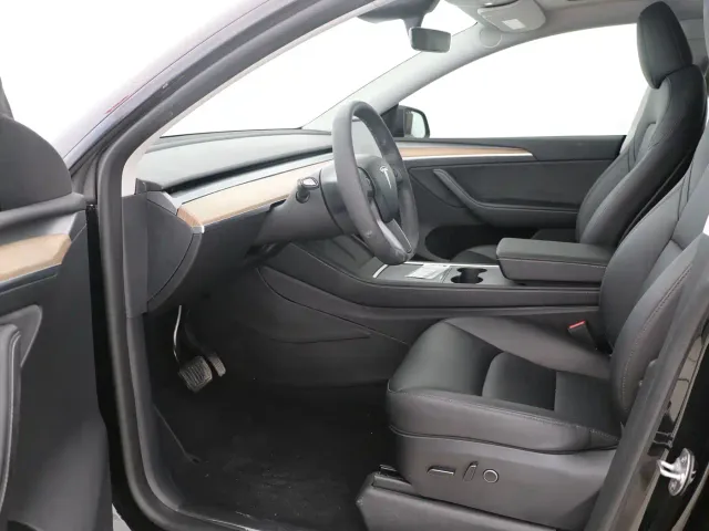 Tesla Model Y — Фото автомобиля 6