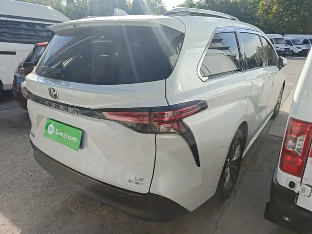 Toyota Sienna — Фото автомобиля 6