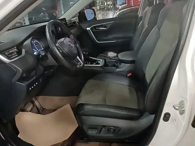 Toyota RAV4 — Фото автомобиля 14