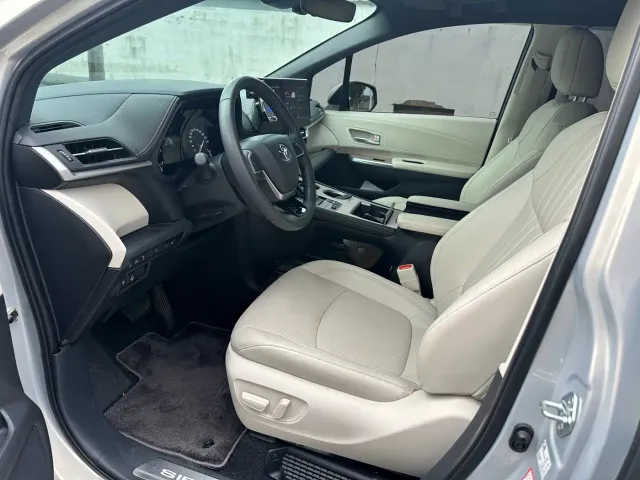 Toyota Sienna — Фото автомобиля 5