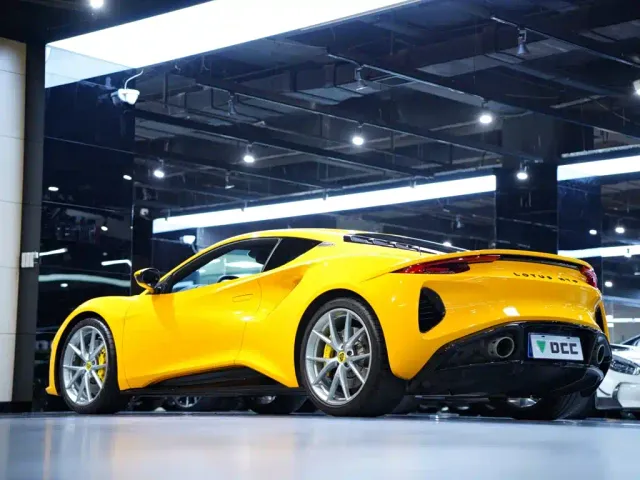 Lotus Emira — Фото автомобиля 5