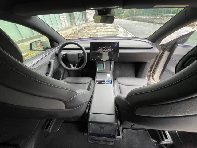 Tesla Model Y L — Фото автомобиля 11