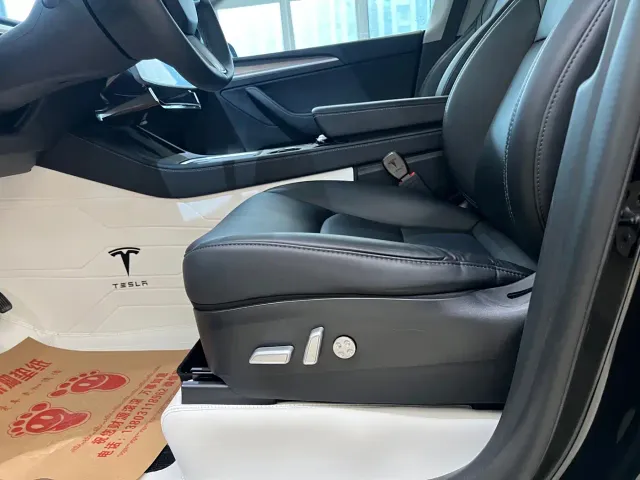 Tesla Model Y — Фото автомобиля 7
