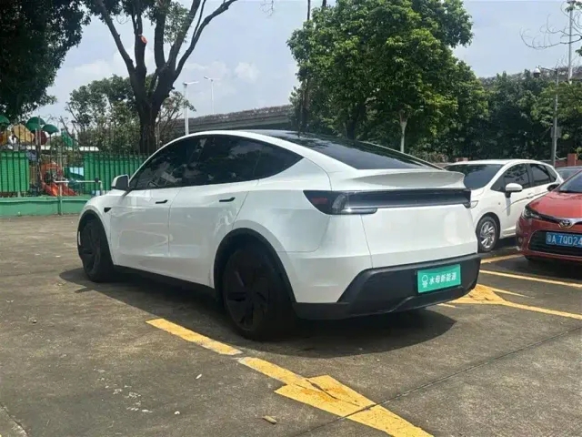 Tesla Model Y — Фото автомобиля 6