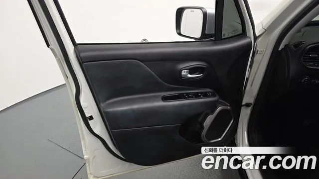 Jeep Renegade — Фото автомобиля 22