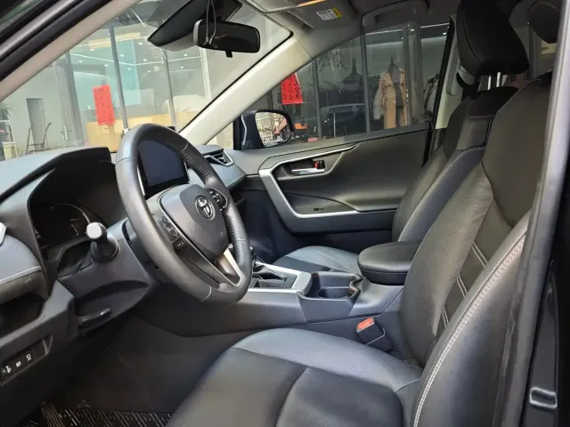 Toyota RAV4 — Фото автомобиля 4