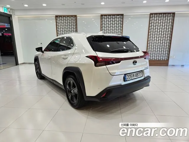 Lexus UX — Фото автомобиля 2
