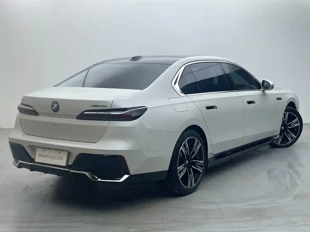 BMW i7 — Фото автомобиля 4