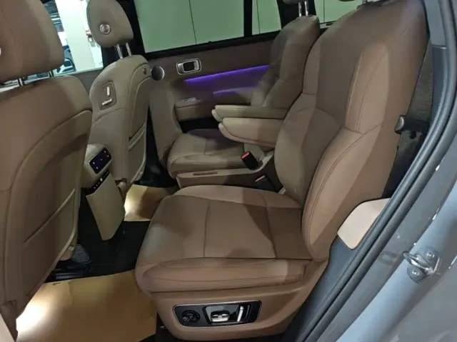 Li Auto L8 — Фото автомобиля 16
