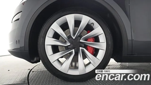 Tesla Model Y — Фото автомобиля 4
