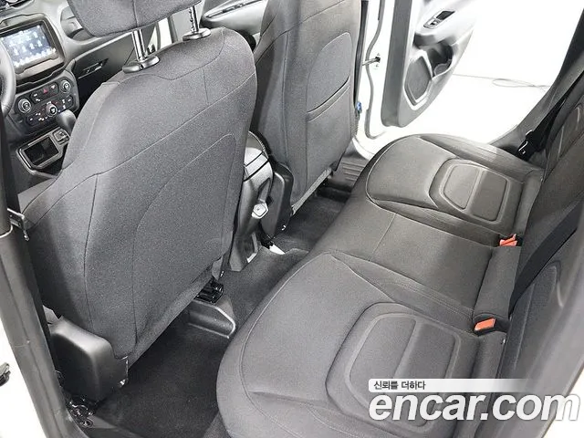 Jeep Renegade — Фото автомобиля 17