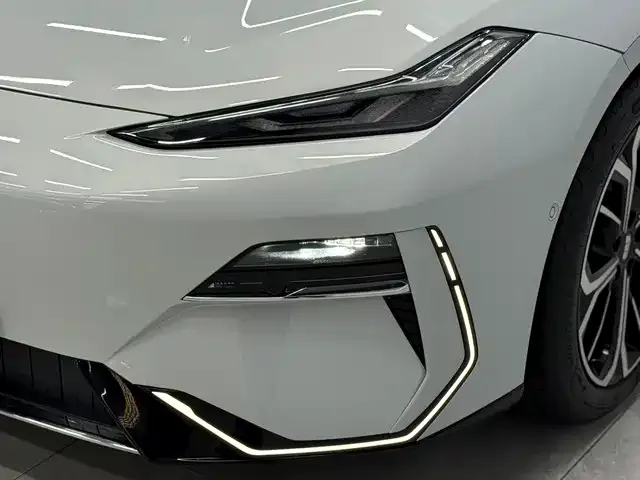 Geely Galaxy E8 — Фото автомобиля 12