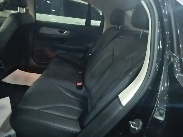 Hongqi E-QM5 — Фото автомобиля 12