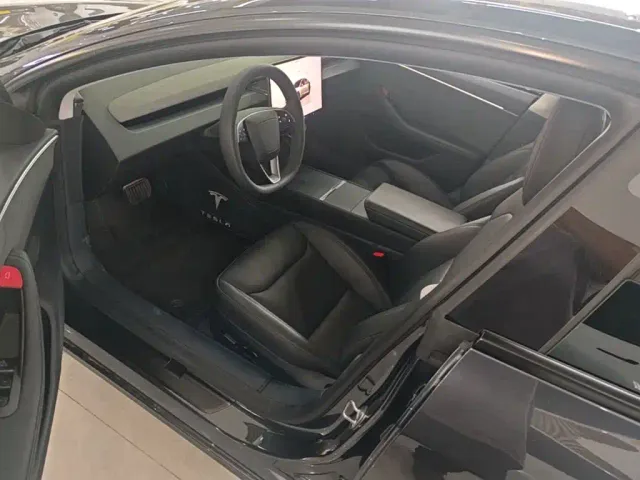 Tesla Model 3 — Фото автомобиля 15