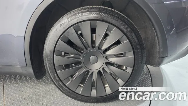 Tesla Model Y — Фото автомобиля 5