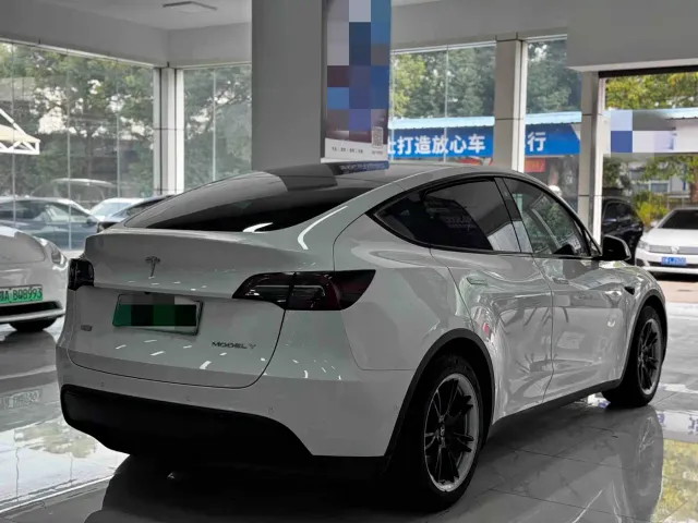Tesla Model Y — Фото автомобиля 11