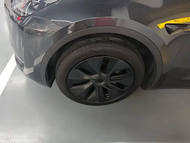 Tesla Model Y — Фото автомобиля 22