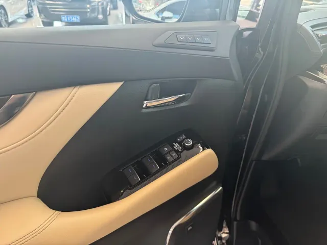Toyota Alphard — Фото автомобиля 7