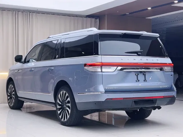 Lincoln Navigator One — Фото автомобиля 22