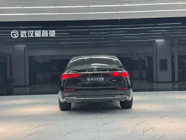 Mercedes-Benz E-Class — Фото автомобиля 3