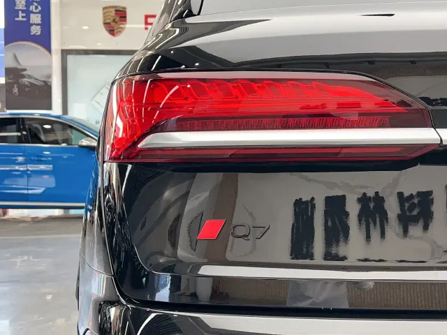 Audi Q7 — Фото автомобиля 10