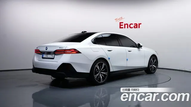 BMW 5 Series — Фото автомобиля 2