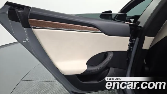 Tesla Model S — Фото автомобиля 14