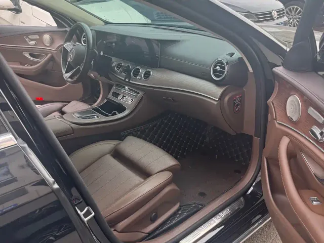 Mercedes-Benz E-Class — Фото автомобиля 3