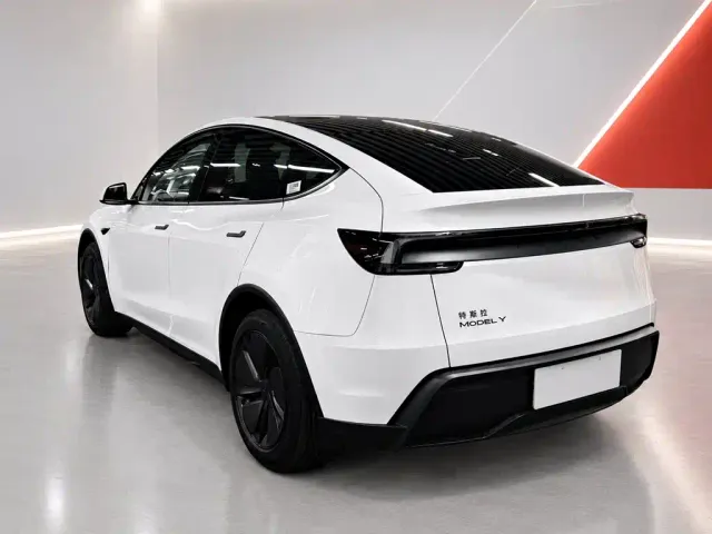 Tesla Model Y — Фото автомобиля 4