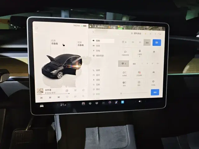 Tesla Model Y — Фото автомобиля 3