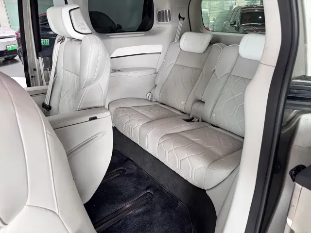 Volvo EM90 — Фото автомобиля 18