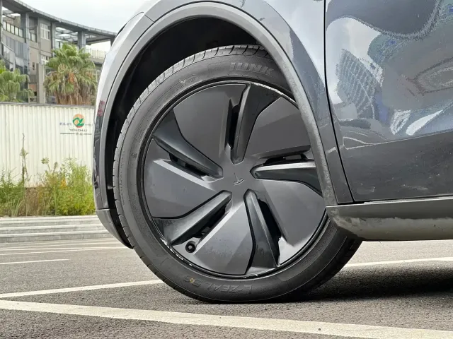 Tesla Model Y — Фото автомобиля 7