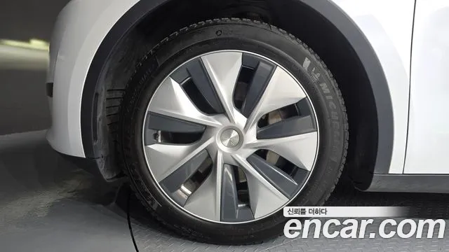 Tesla Model Y — Фото автомобиля 5