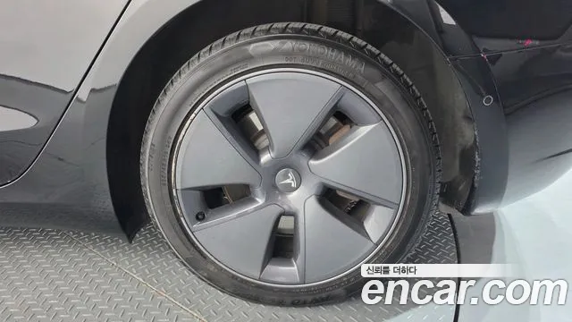 Tesla Model 3 — Фото автомобиля 16