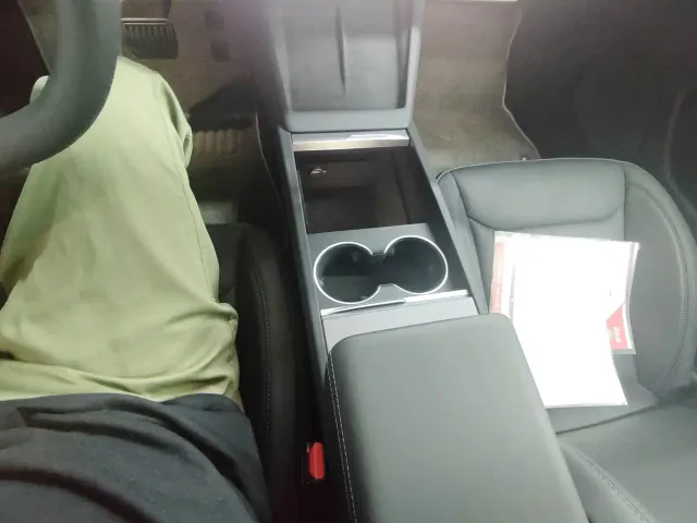 Tesla Model 3 — Фото автомобиля 7