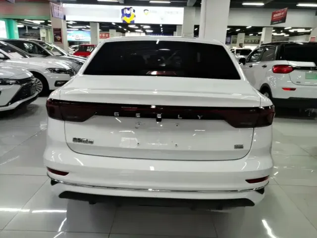 Geely Emgrand — Фото автомобиля 3
