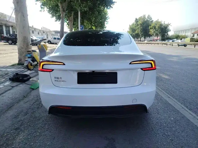 Tesla Model 3 — Фото автомобиля 5