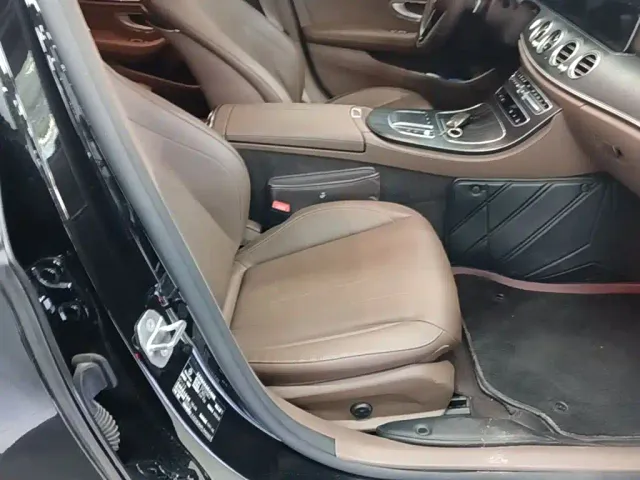 Mercedes-Benz E-Class — Фото автомобиля 24