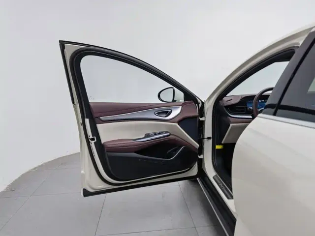BYD Seal 07 DM-i — Фото автомобиля 8
